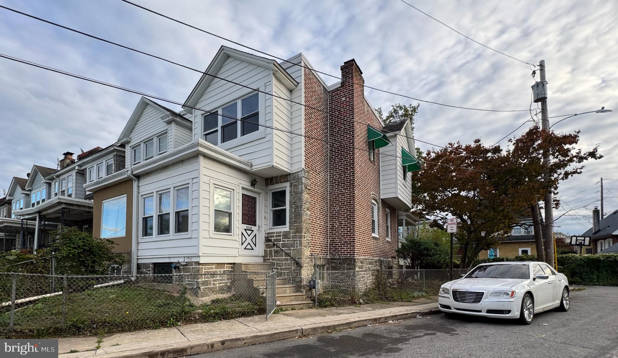 a car parked in front of a white house