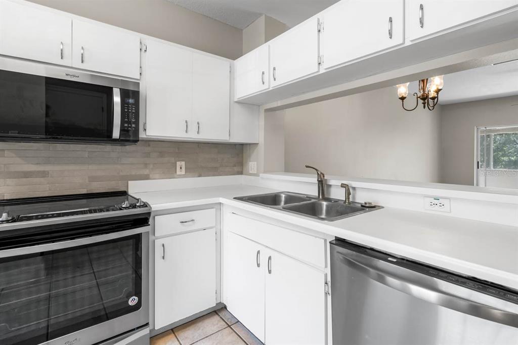 273 Countryside Key Boulevard Oldsmar, FL 34677 - Photo 8 of 32 a kitchen with a sink stove and microwave