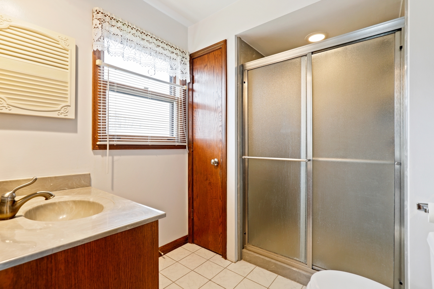 3463 Donovan Drive Crete, IL 60417 - Photo 13 of 23 a bathroom with a sink and a mirror