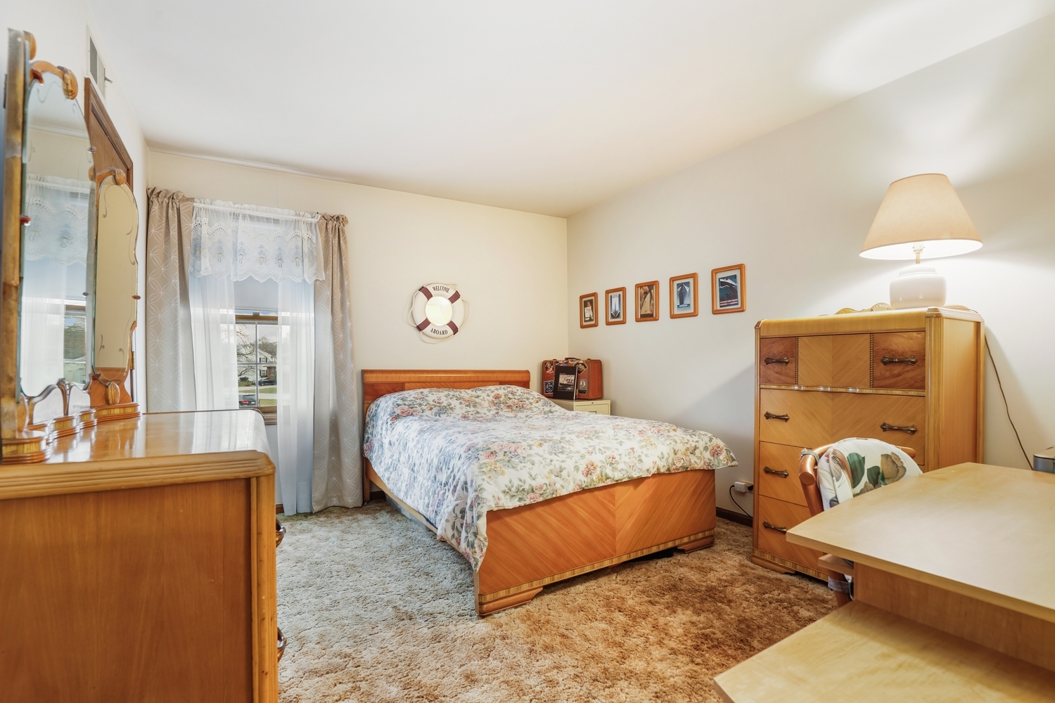 3463 Donovan Drive Crete, IL 60417 - Photo 15 of 23 a bedroom with a bed and a lamp with window