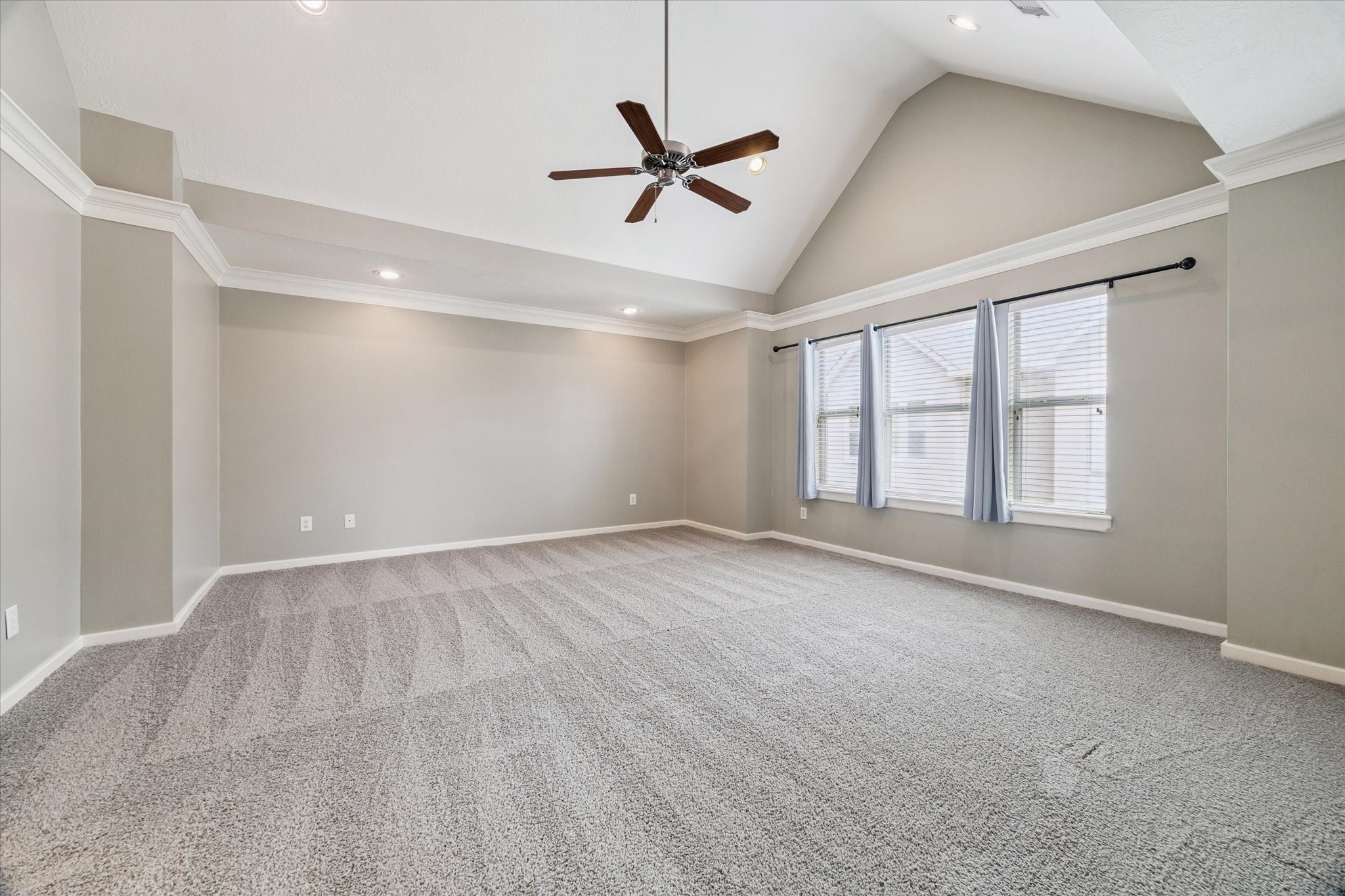 5736 Kansas Street, Unit B Houston, TX 77007 - Photo 20 of 28 a view of an empty room with a window