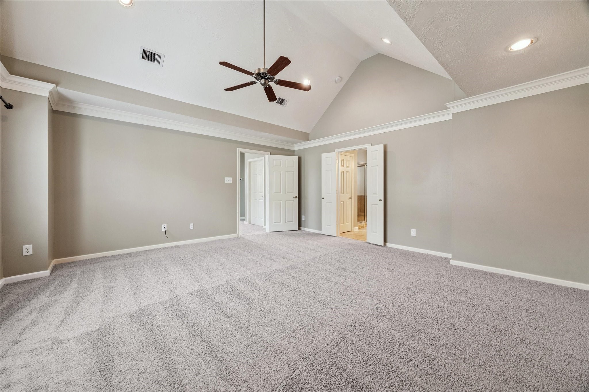 5736 Kansas Street, Unit B Houston, TX 77007 - Photo 21 of 28 a view of an empty room with a window