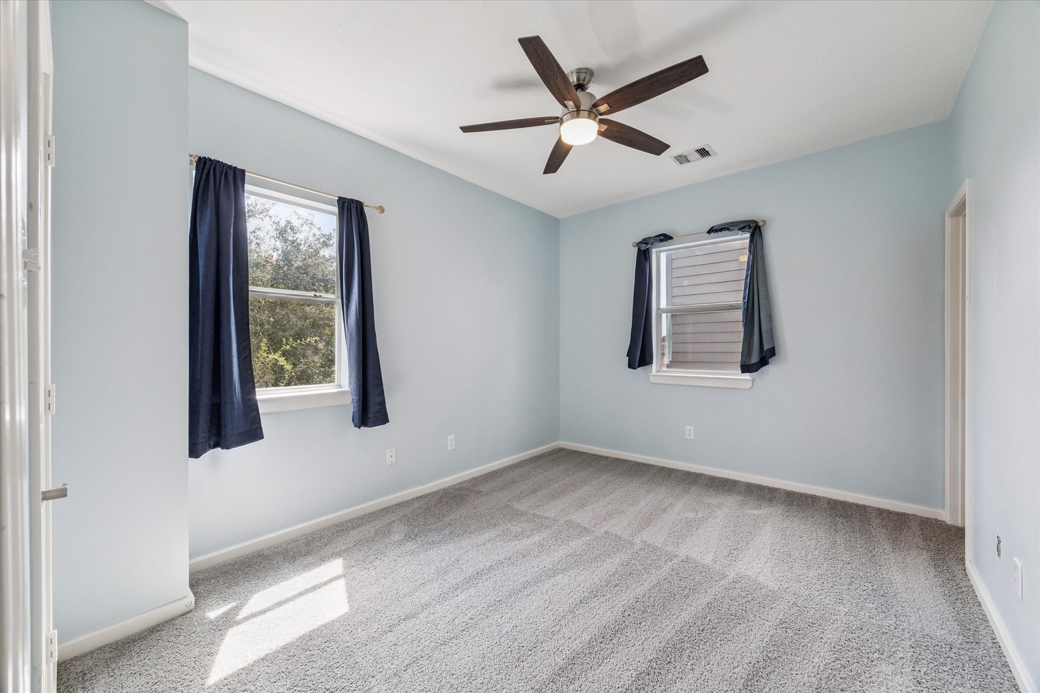 5736 Kansas Street, Unit B Houston, TX 77007 - Photo 25 of 28 a view of a big room with wooden floor and windows