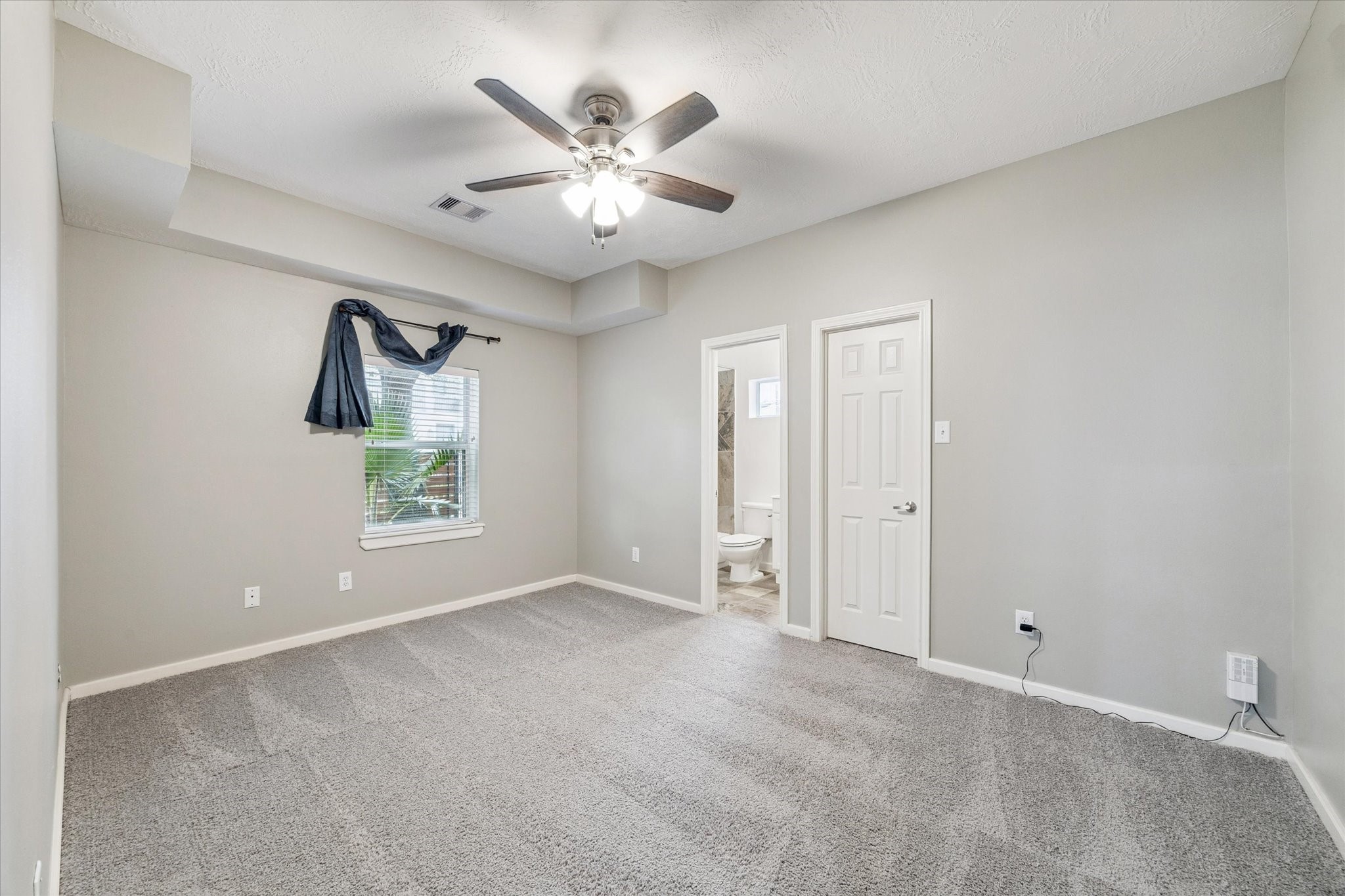 5736 Kansas Street, Unit B Houston, TX 77007 - Photo 7 of 28 a view of an empty room with a window