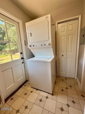a view of a utility room with washing machine and dryer