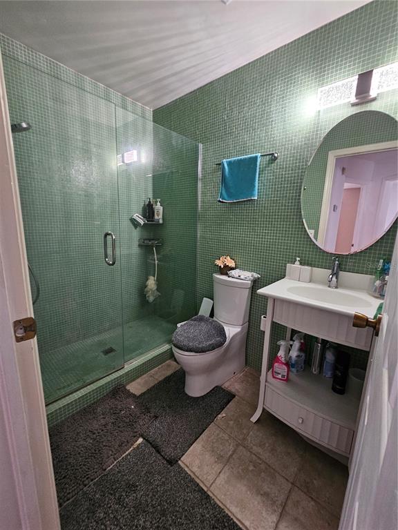 1885 Feather Tree Circle Clearwater, FL 33765 - Photo 5 of 18 a bathroom with a sink toilet and shower