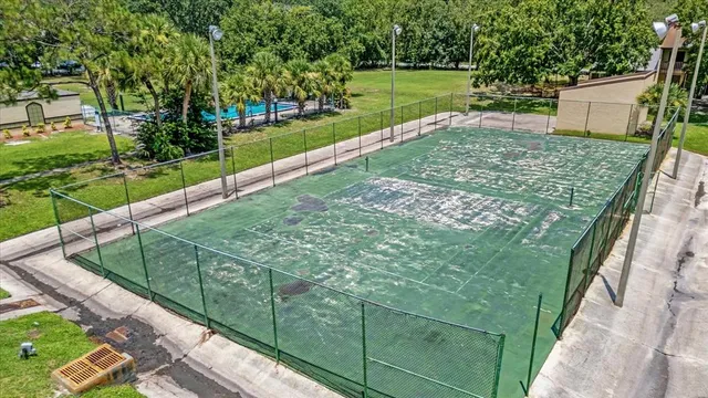 a view of a backyard