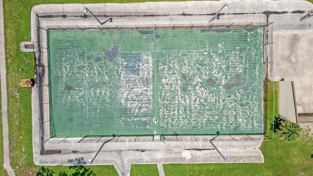 a view of a back yard