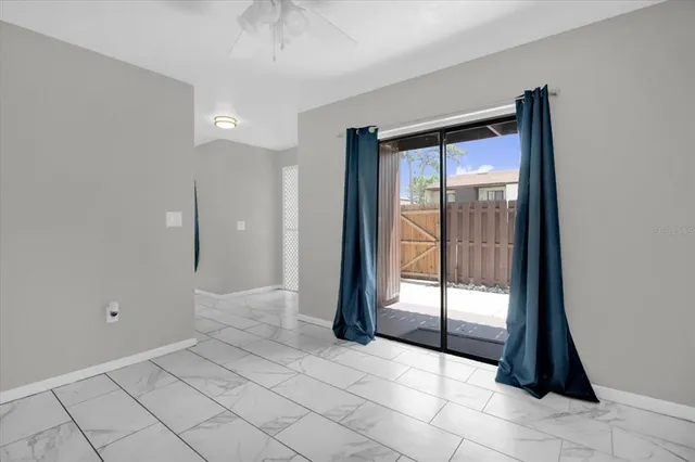 a view of entryway with window