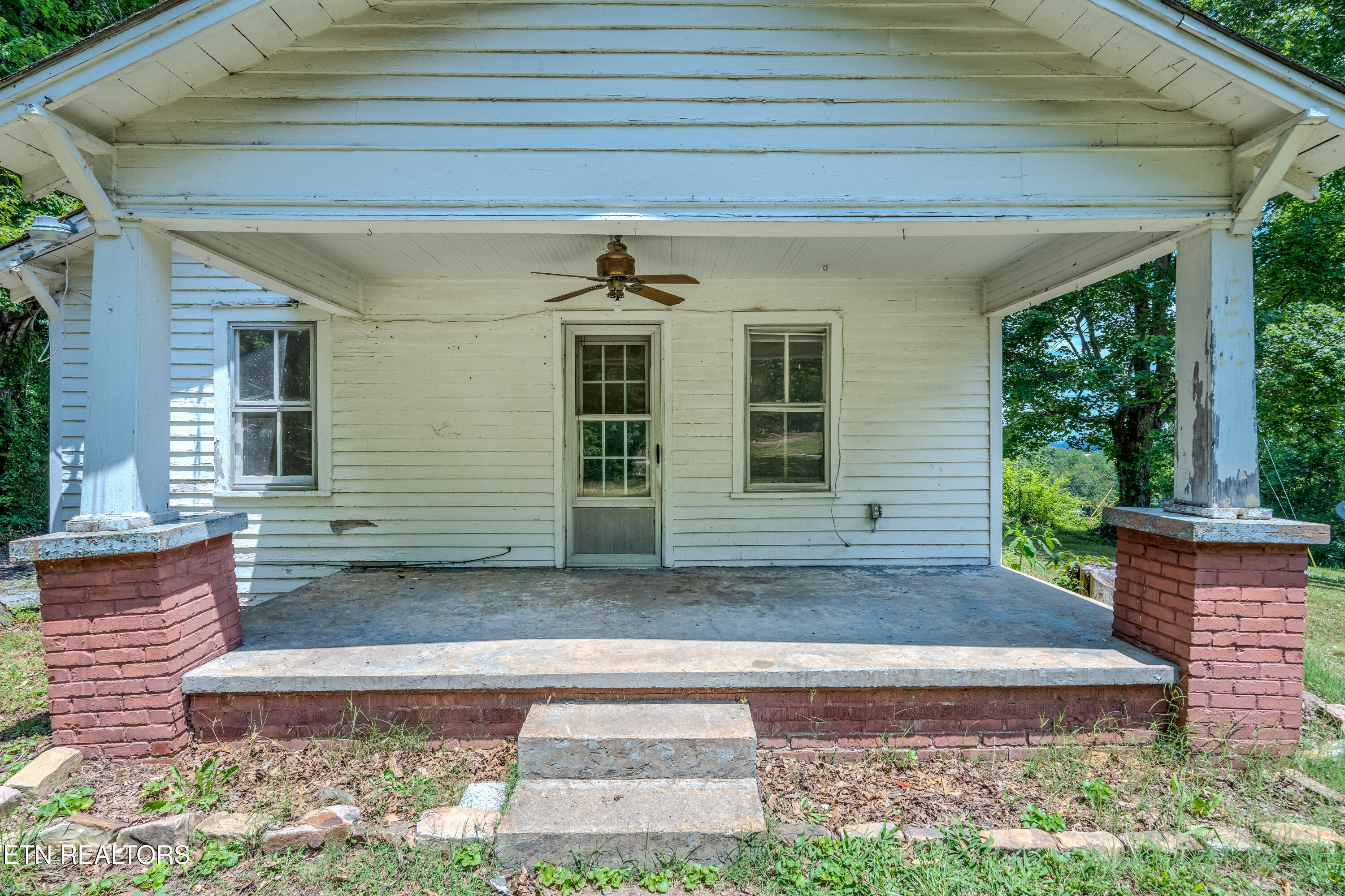 323 Lee Road Clinton, TN 37716 - Photo 10 of 28 323LeeRd-10