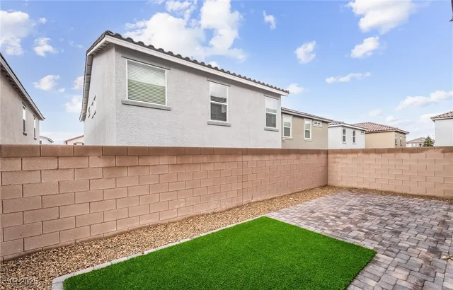 $2,400 | 9092 Nostrand Avenue, Las Vegas, NV 89148