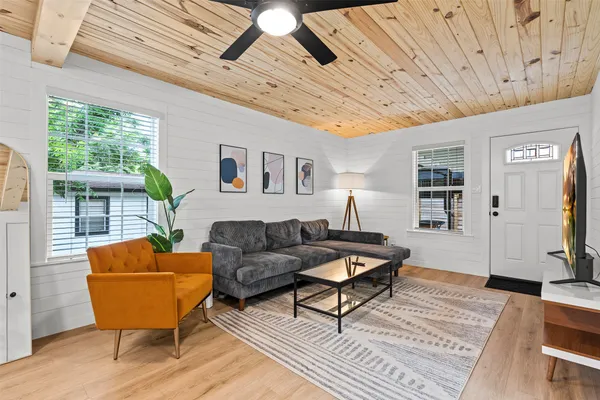 $3,295 | 3002 Brinwood Avenue, Austin, TX 78704