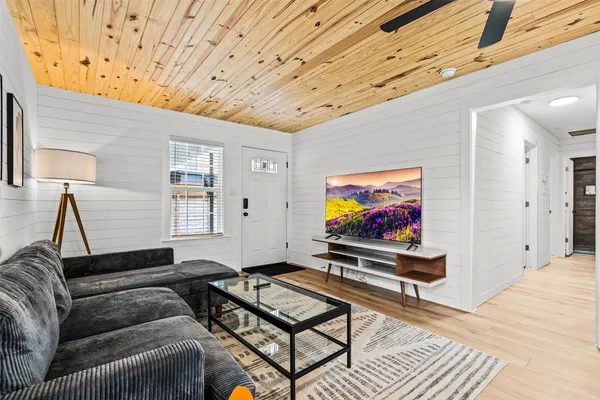 $3,295 | 3002 Brinwood Avenue, Austin, TX 78704
