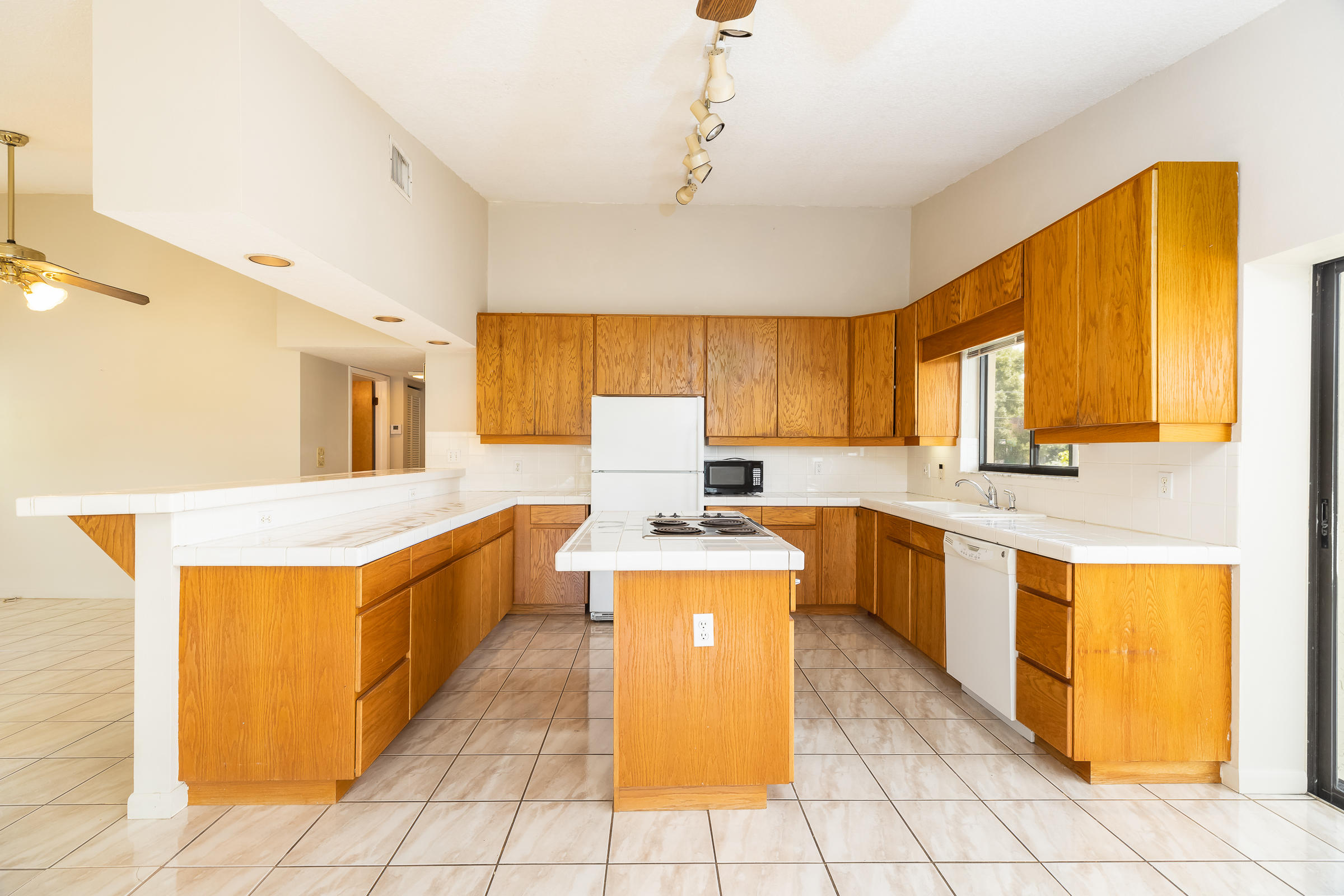 65 Snapper Avenue Key Largo, FL 33037 - Photo 11 of 39 Huge Kitchen