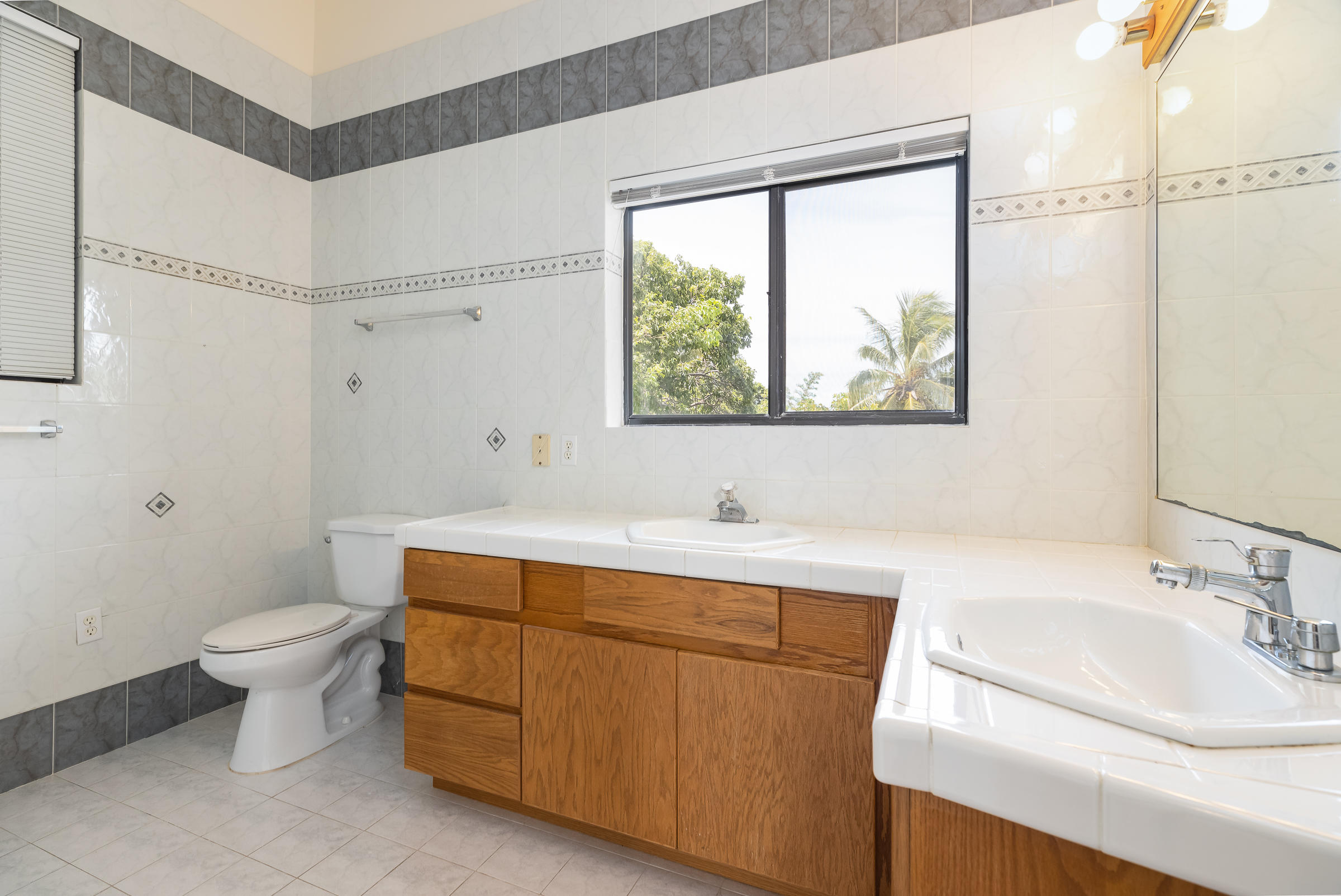 65 Snapper Avenue Key Largo, FL 33037 - Photo 20 of 39 Master bath