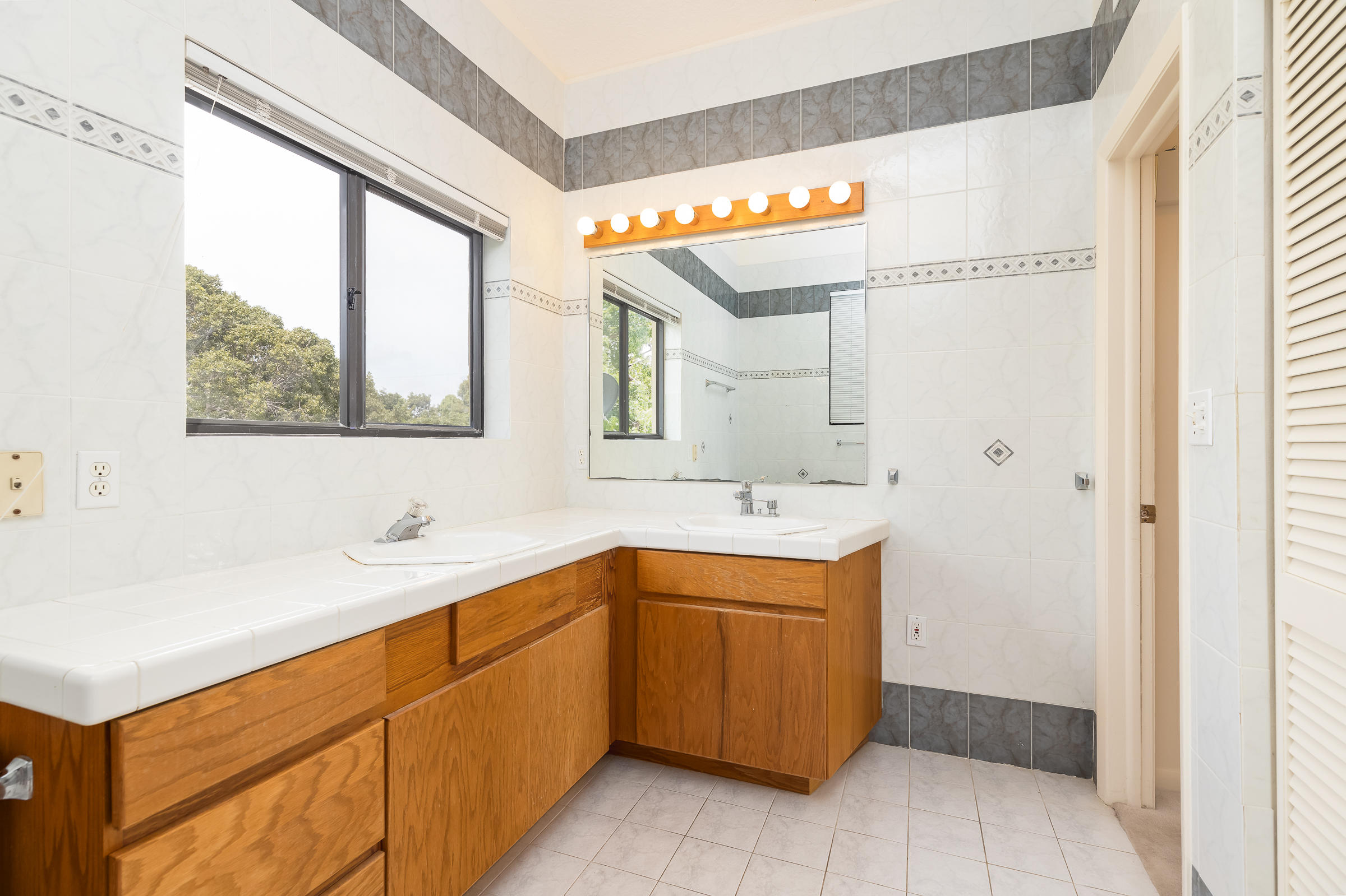 65 Snapper Avenue Key Largo, FL 33037 - Photo 22 of 39 Double vanity