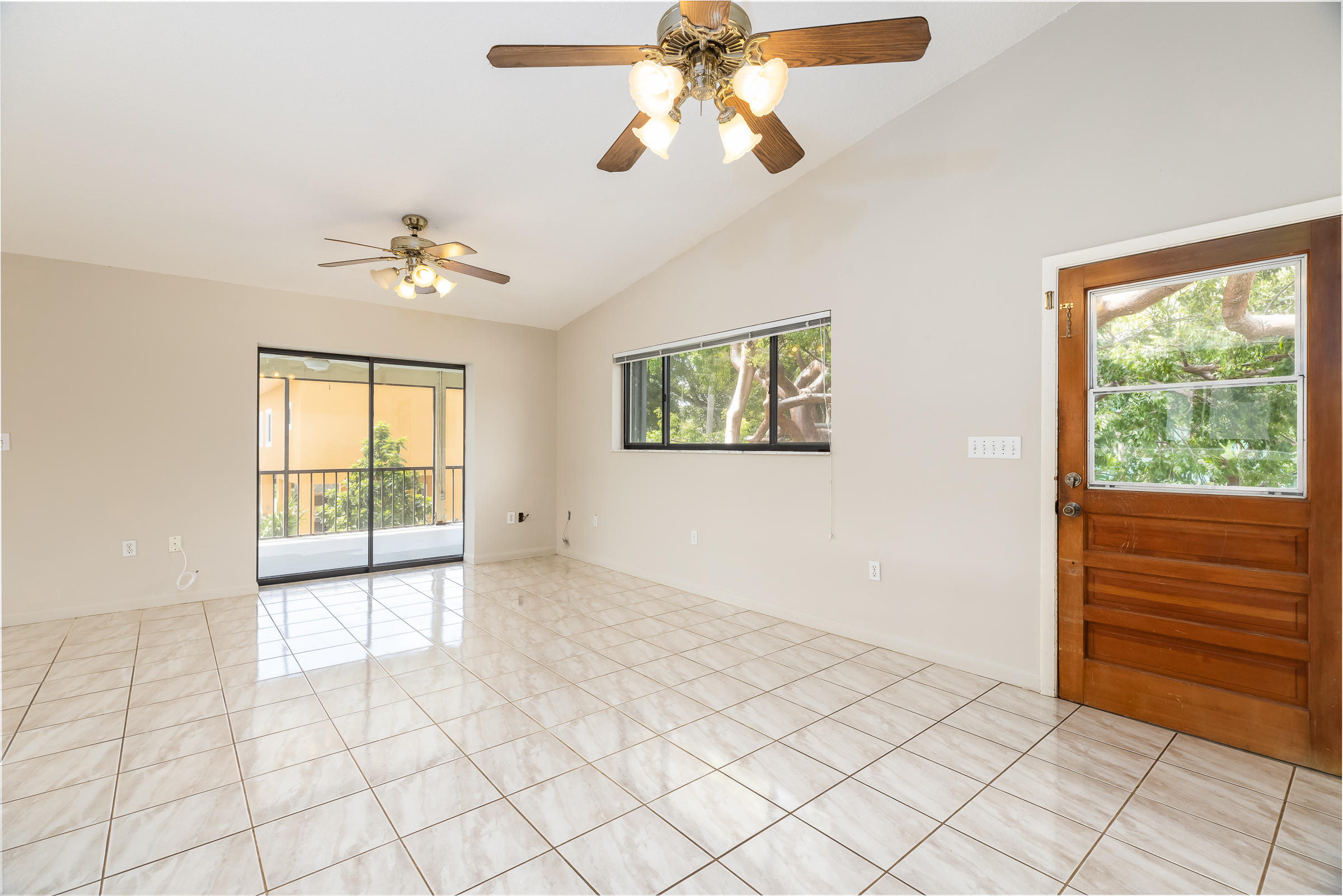 65 Snapper Avenue Key Largo, FL 33037 - Photo 10 of 39 Living room