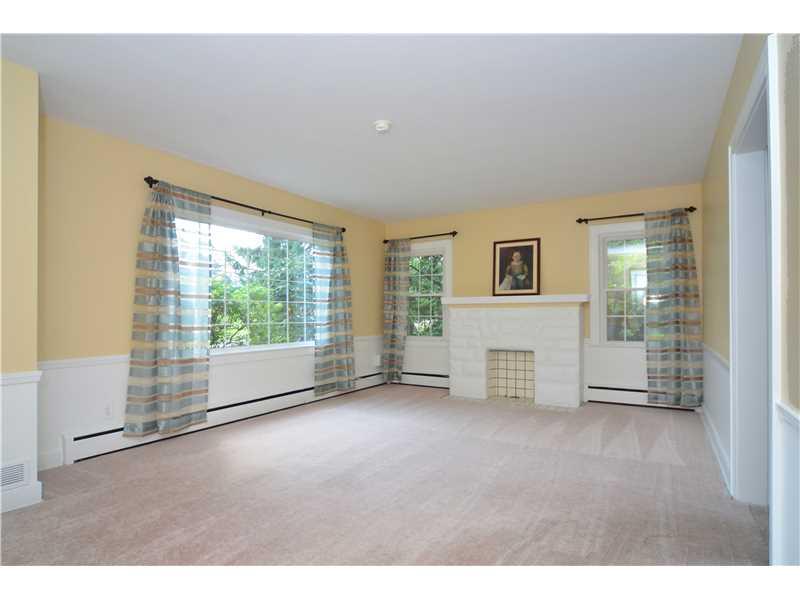 160 Pear Orchard Road Coraopolis, PA 15108 - Photo 2 of 25 Living Room.