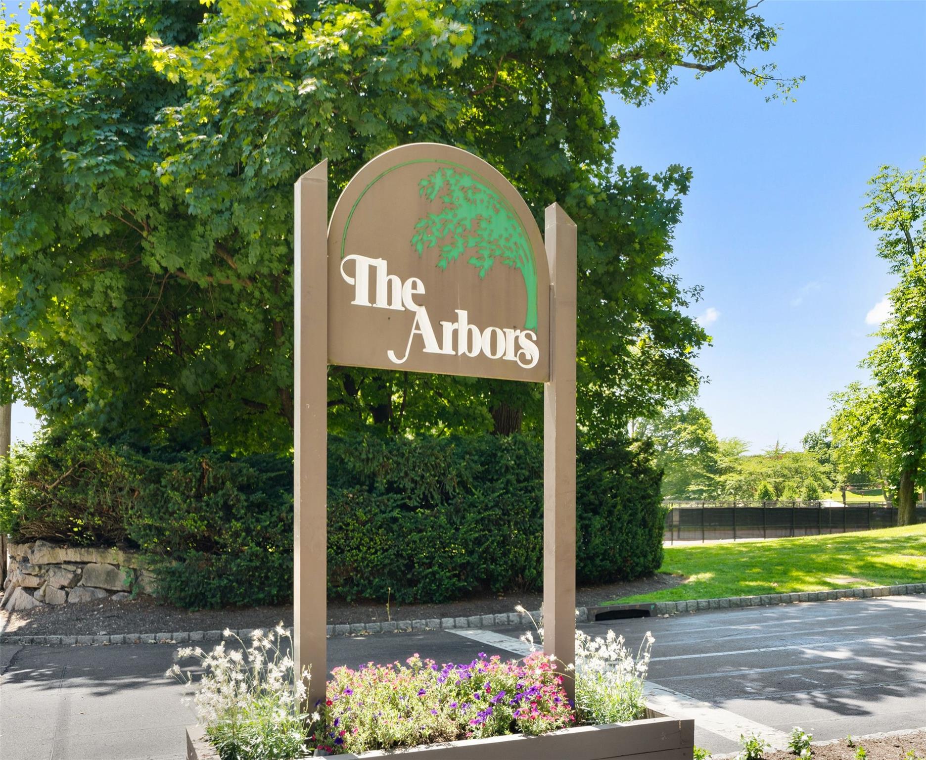 a sign that is sitting on a brick wall