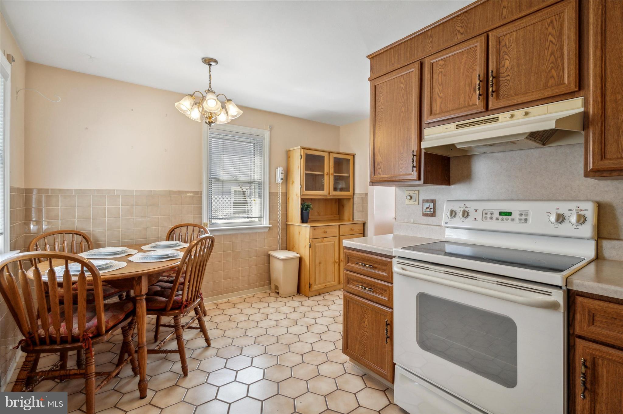 11017 Bustleton Avenue Philadelphia, PA 19116 - Photo 10 of 25 Nice Cabinets