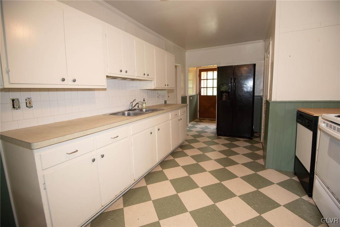 6241 Hickory Road Slatington, PA 18080 - Photo 28 of 50 Unit 6243 Spacious eat in kitchen