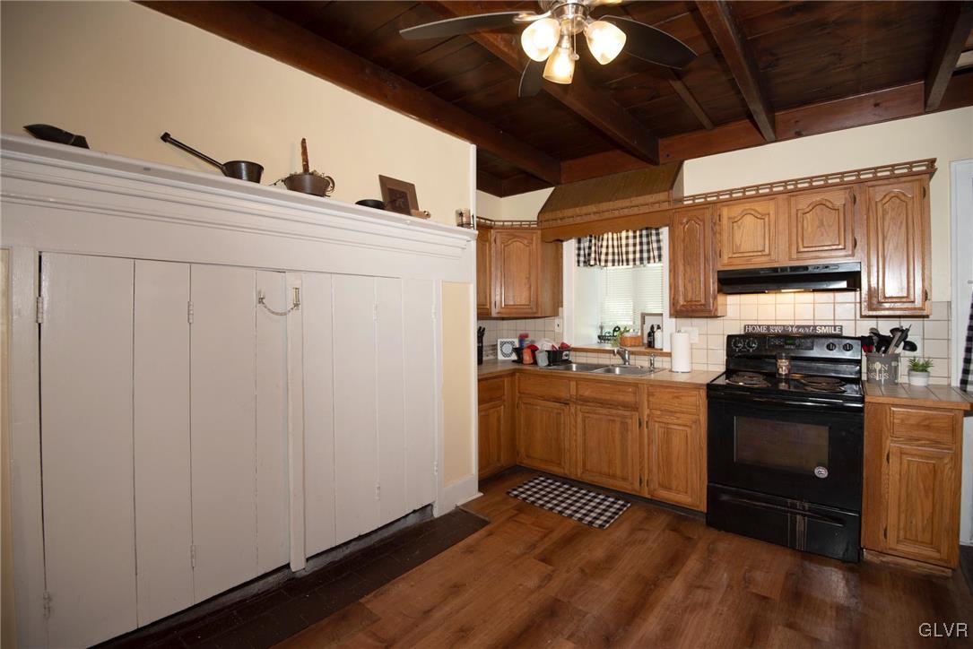 6241 Hickory Road Slatington, PA 18080 - Photo 10 of 50 Unit 6241 Kitchen storage