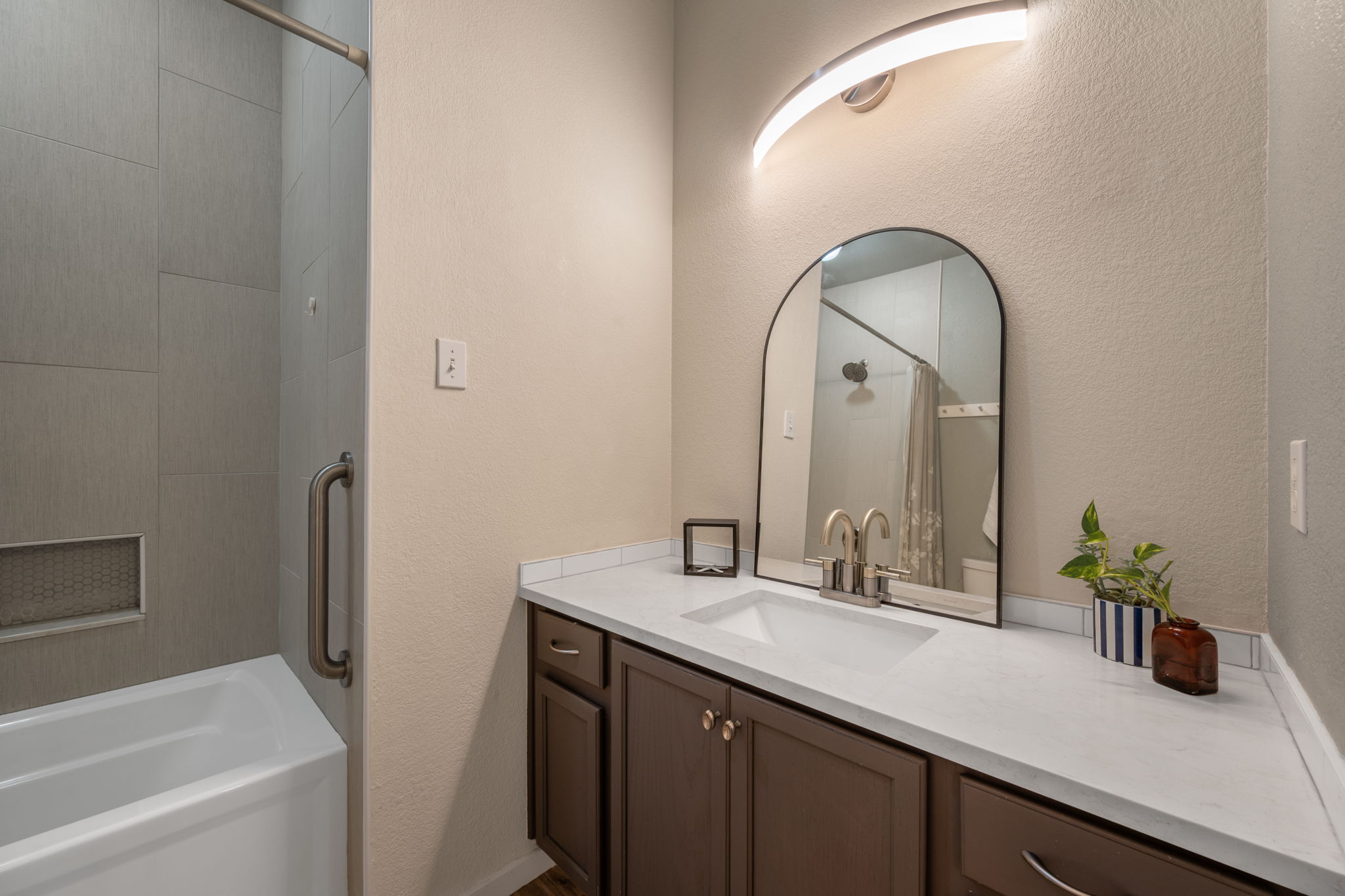 12401 Los Indios Trail, Unit 32 Austin, TX 78729 - Photo 18 of 39 Primary bath with sleek vanity and shower-tub combination.