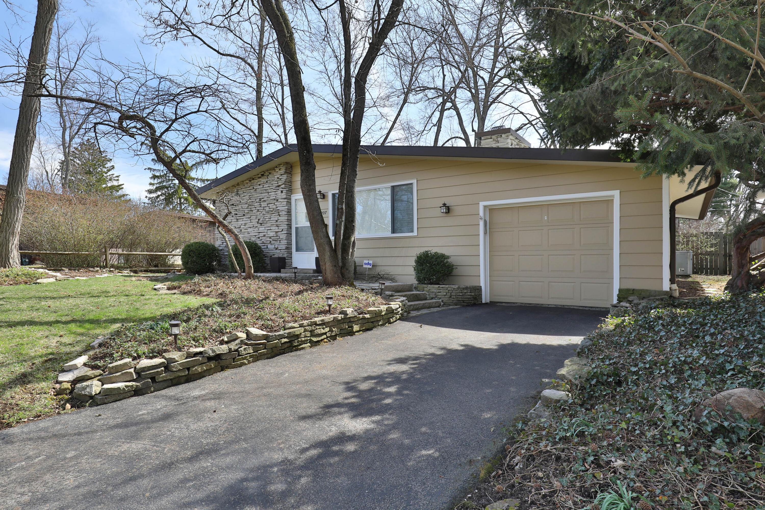 207 Lake Ridge Road Worthington, OH 43085 - Photo 4 of 60 Front