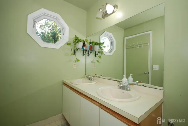 $579,900 | 96 Brewster Circle, Old Bridge, NJ 08857