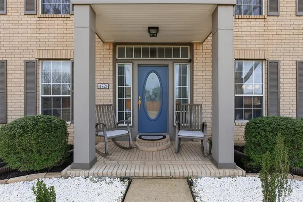 a view of entryway with a garden
