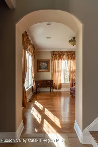 a view of an entryway with a livingroom