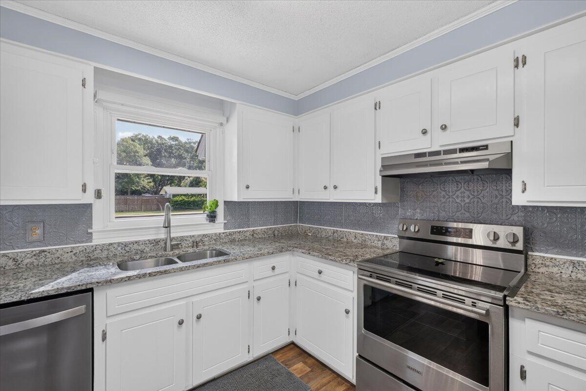 947 Foxcroft Road Charleston, SC 29412 - Photo 15 of 45 15-Brandi Sanicharr - DSC09396