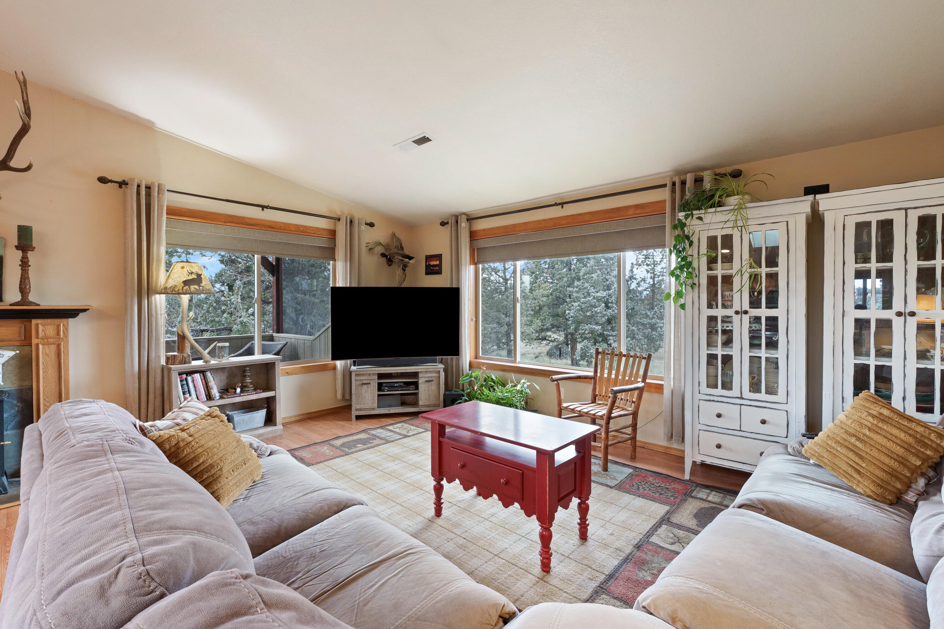 5871 Southwest Badger Road Terrebonne, OR 97760 - Photo 2 of 50 Spacious Great Room