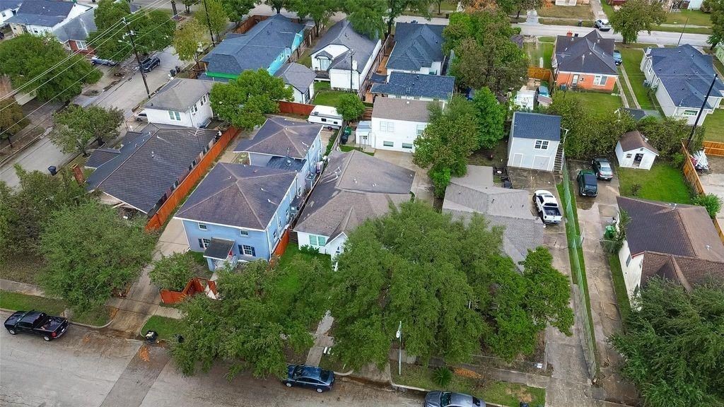 1511 Scharpe Street, Unit 2 Houston, TX 77023 - Photo 21 of 27 an aerial view of residential houses with outdoor space
