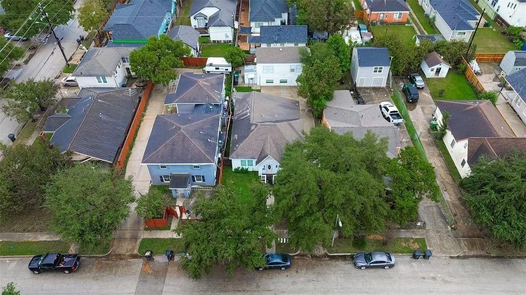 1511 Scharpe Street, Unit 2 Houston, TX 77023 - Photo 24 of 27 an aerial view of multiple houses with yard