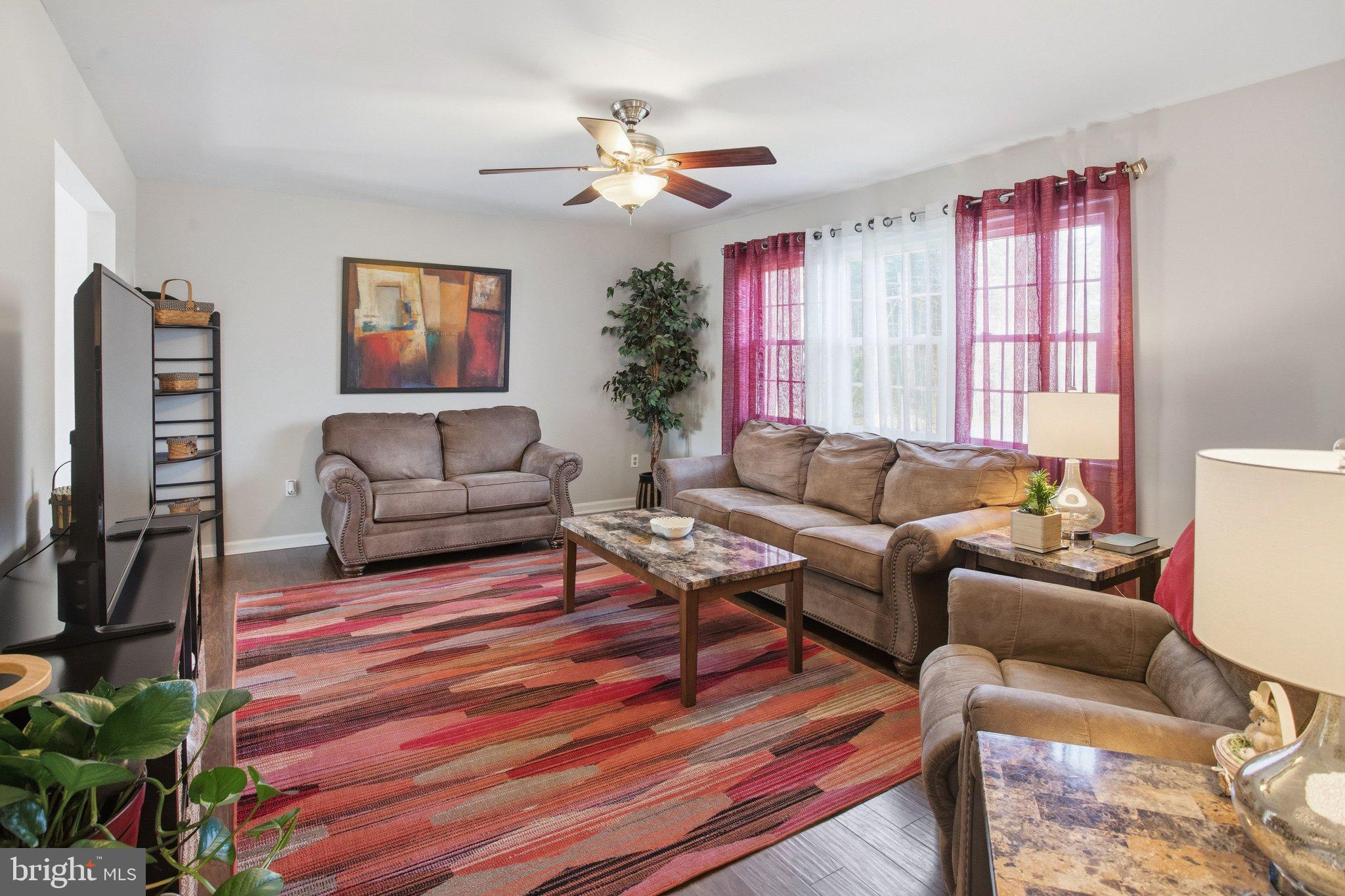 331 Joshua Road Stafford, VA 22556 - Photo 6 of 38 Cozy living space with vibrant accents.