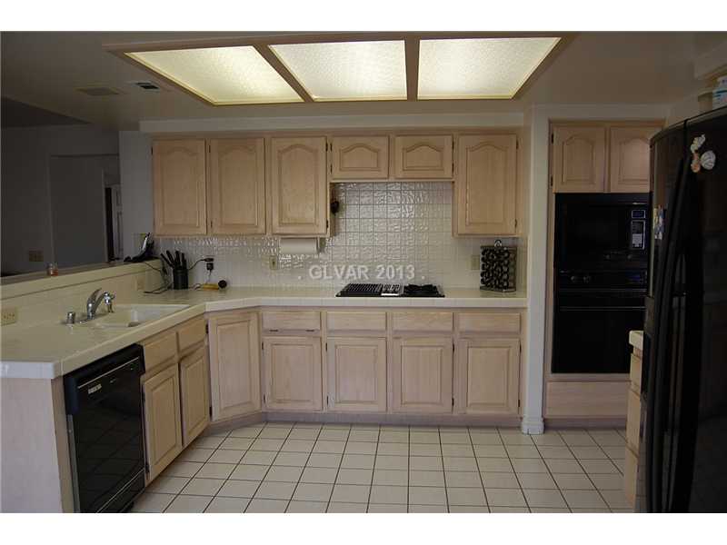 280 Pear Tree Circle Henderson, NV 89014 - Photo 5 of 19 Kitchen.