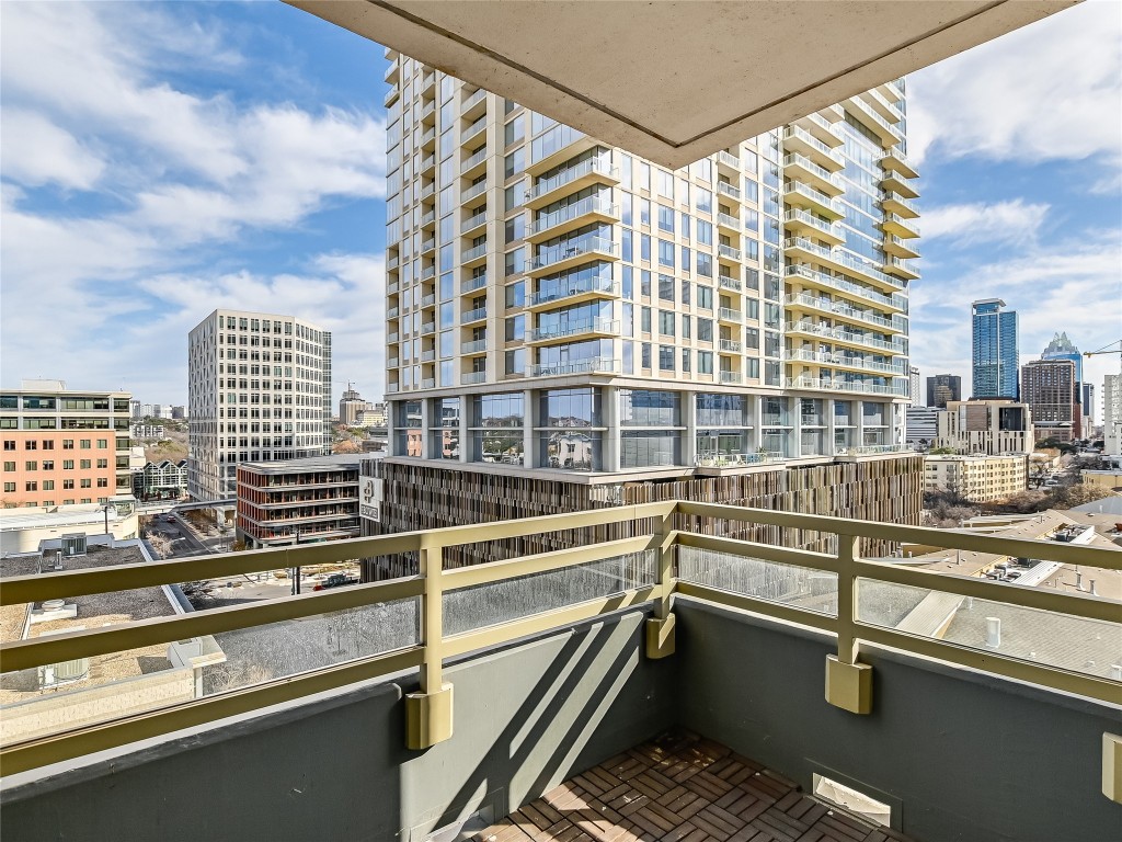 300 Bowie Street, Unit 1001 Austin, TX 78703 - Photo 4 of 18 a view of a balcony with city view