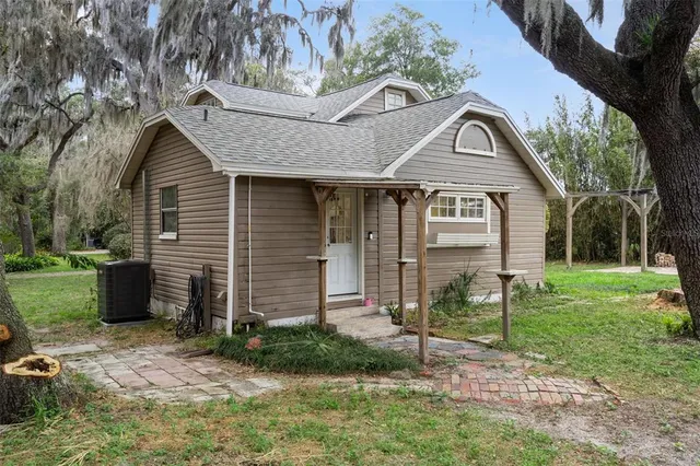 a view of a house with a yard