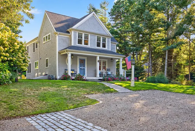 a view of a yard in front of house