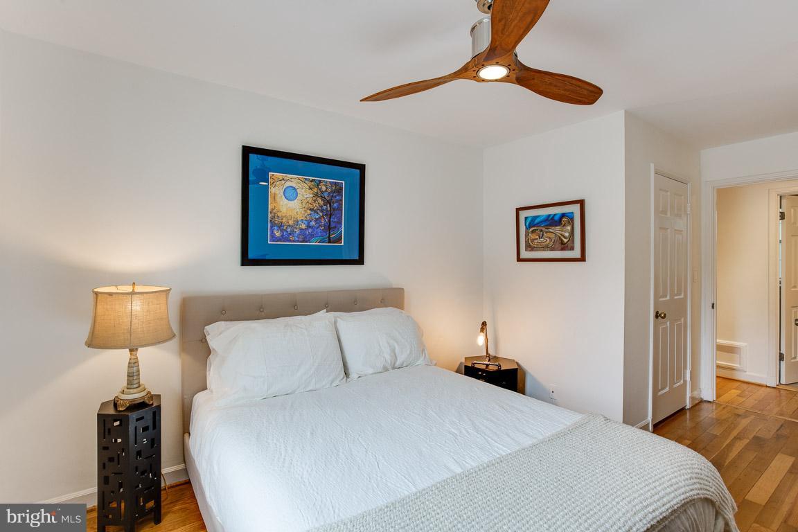 4914 29th Road South, Unit A2 Arlington, VA 22206 - Photo 14 of 30 a bedroom with a bed and a lamp