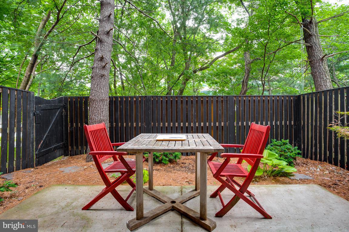 4914 29th Road South, Unit A2 Arlington, VA 22206 - Photo 23 of 30 a view of patio with wooden fencing