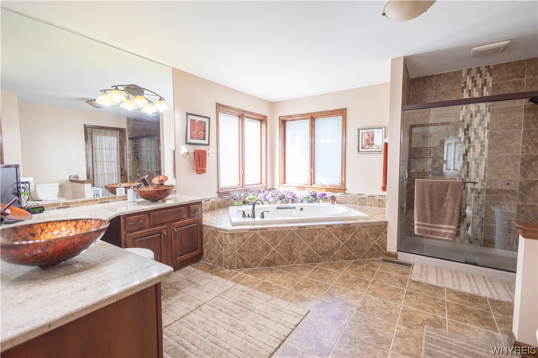 4 Buttonwood Lane Amherst, NY 14051 - Photo 11 of 21 Primary en-suite Bathroom