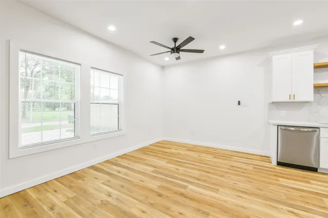 a view of empty room with window