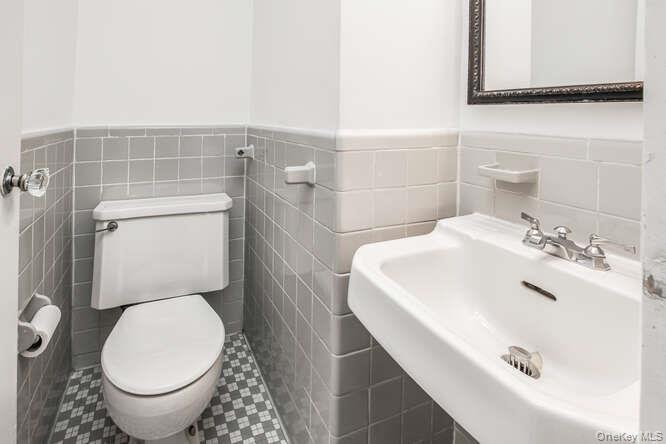 6 Fordham Hill Ovl, Unit 15F Bronx, NY 10468 - Photo 14 of 26 Half bathroom