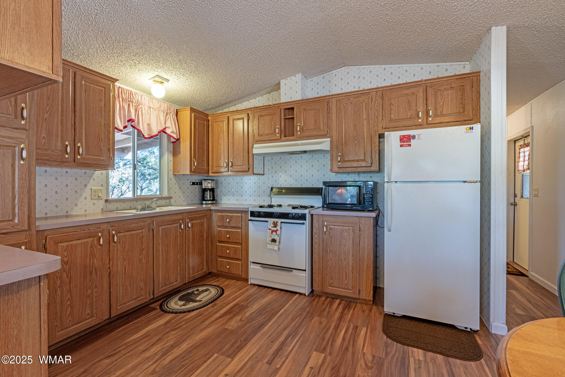1680 Cactus Flower Road Show Low, AZ 85901 - Photo 3 of 18 Kitchen