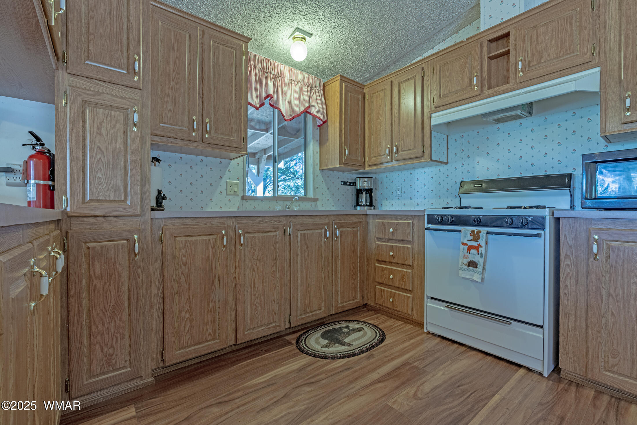 1680 Cactus Flower Road Show Low, AZ 85901 - Photo 4 of 18 Kitchen cabinets