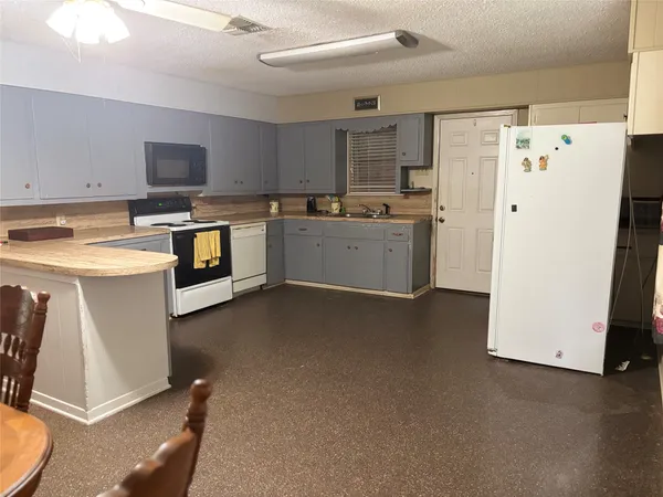 $1,400 | 3987 Highway 304, Rosanky, TX 78953