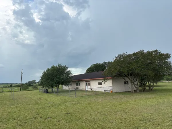 $1,400 | 3987 Highway 304, Rosanky, TX 78953