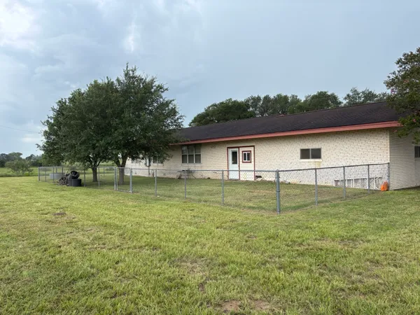 $1,400 | 3987 Highway 304, Rosanky, TX 78953
